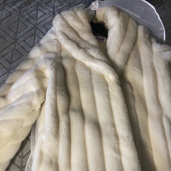 Monterey Fashions White Faux Fur. Vintage piece. - Picture 4 of 15